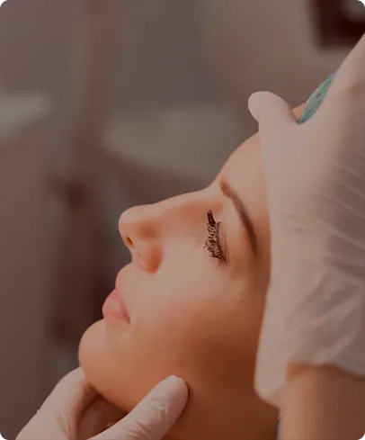Especialista realizando un tratamiento facial personalizado