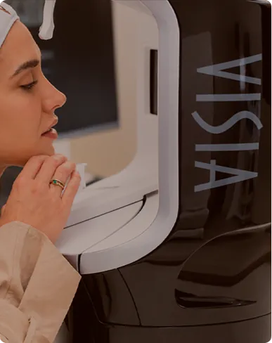Paciente frente al analizador facial VISIA