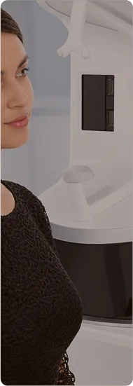 Paciente junto a equipo de aparatología estética
